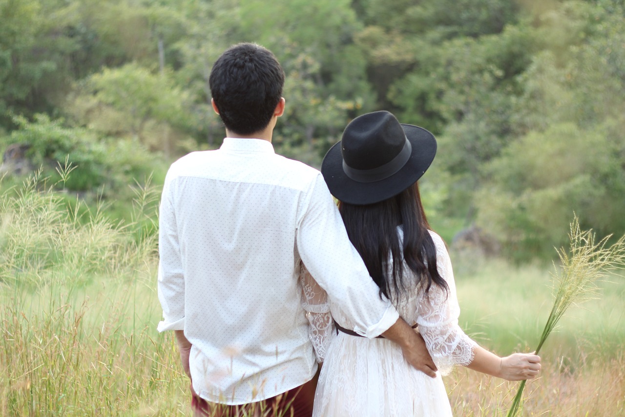 二次元世界的浪漫瞬間，動(dòng)漫美女間的親吻探索