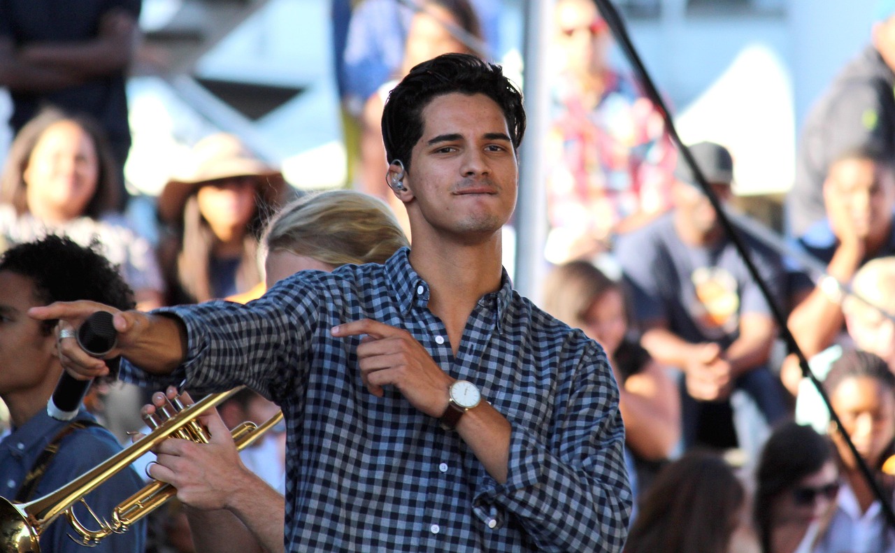 當紅男主的神秘魅力風采展現(xiàn)