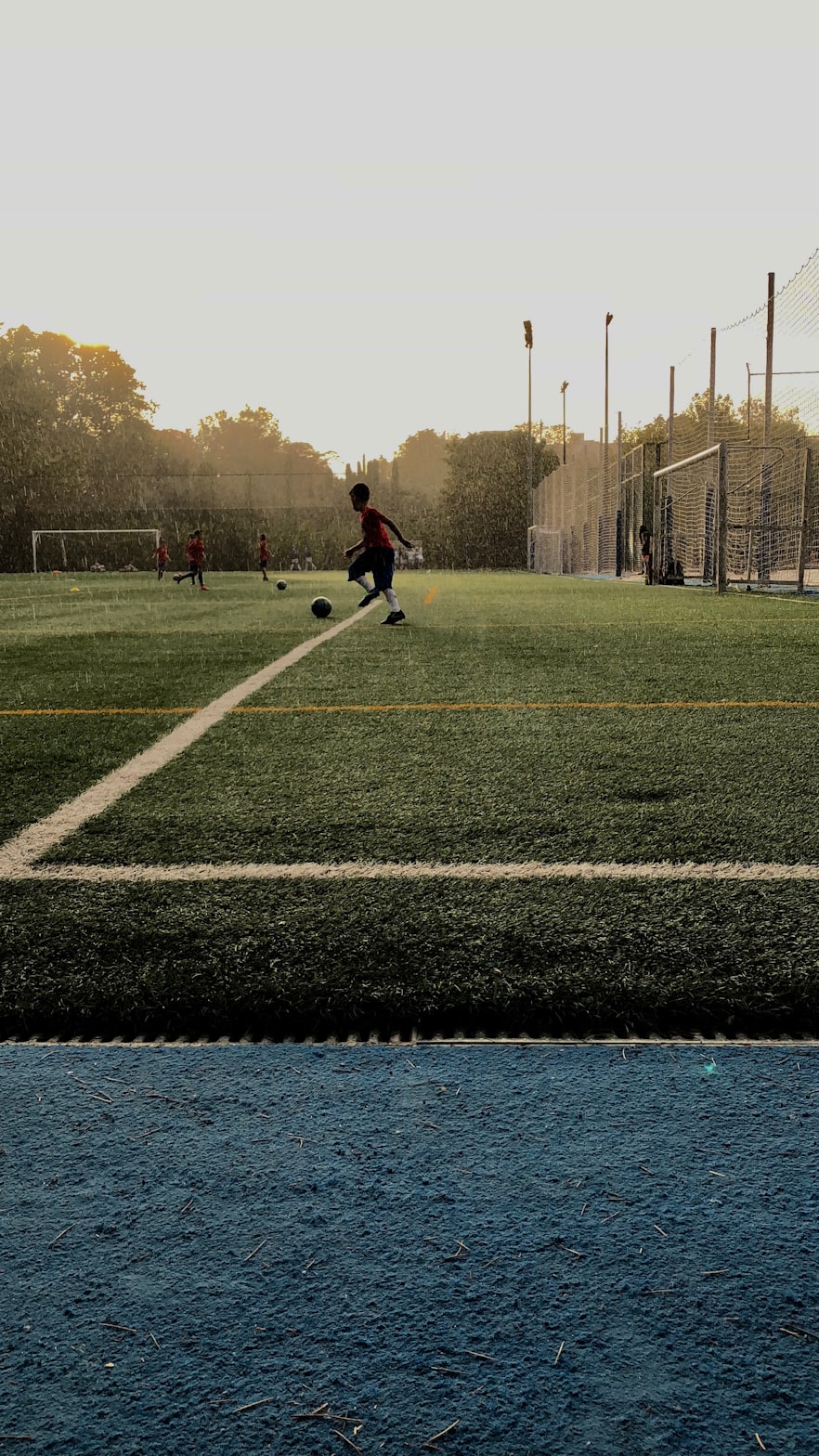 校園足球比賽，青春激情的碰撞時刻